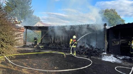 In Weißenhorn ist am Donnerstagabend ein Carport samt Unterstand in Brand geraten. Die Feuerwehren konnten ein Übergreifen des Feuers auf angrenzende Wohnhäuser verhindern. 
