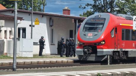 Polizisten durchsuchen am Donnerstagnachmittag Züge rund um Buchloe.