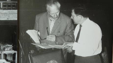 Fritz Fahrenschon und Prof. Otto Jochum im Ahnensaal bei einer Partiturbesprechung.