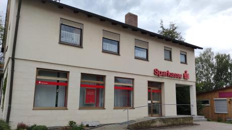 In das Sparkassen-Gebäude an der Maria-Birnbaum-Straße 8 in Sielenbach zieht im Herbst eine Hausarztpraxis ein. Der SB-Bereich der Sparkasse wird durch einen Outdoor-Geldautomaten ersetzt.