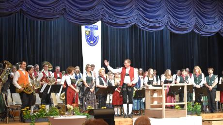 Zum 70. Jubiläum des Musikbundes von Ober- und Niederbayern musizierten in Denklingen im Bezirksprojektorchester 45 Musikanten aus 14 Kapellen.