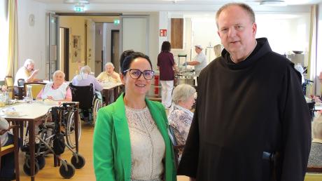 Julia Glatki-Zoladz ist die neue Heimleiterin in St. Augustin, hier zusammen mit Prior Benedikt Hau im großen Speisesaal. 
