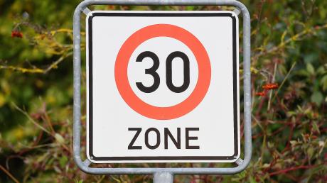 Ein Antragsteller wünscht sich eine Tempo-30-Zone in Bergenstetten. Der Bauausschuss nimmt das zum Anlass, Geschwindigkeitsanzeigen an mehreren Straßen anbringen zu lassen.   