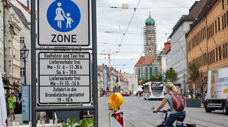 Soll die Maximilianstraße zur Fußgängerzone werden? Die Sozialfraktion im Augsburger Stadtrat möchte dazu die Meinung der Bürgerinnen und Bürger einholen.
