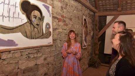 Laura Sauerbrey stellt im Kunsthof Leidling 14 Werke aus, die in den vergangenen drei Monaten eigens für ihre erste Einzelausstellung entstanden sind. Hier antwortet sie auf Fragen von Besuchern.