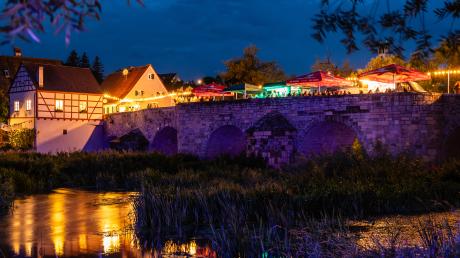Eine besondere Atmosphäre herrscht beim Brückenfest in Harburg. Dafür sorgt das bunt beleuchtete Bauwerk über die Wörnitz.