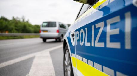 Die Günzburger Verkehrspolizei musste den rechten Fahrstreifen der B28 sperren, nach dem ein Kleintransporter eine Ladung mit Glasgefäßen verloren hatte.