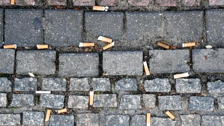 Auf den Boden geworfene Zigarettenstummel sind in vielen Orten ein Ärgernis.