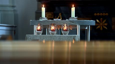 In der St. Vitus-Kirche in Langweid wurden während eines Gedenkgottesdienstes am Sonntag Kerzen für die drei Verstorbenen angezündet. 
