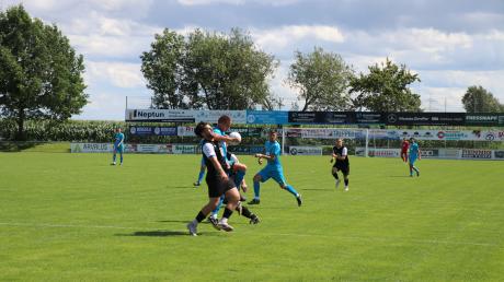 Fußball Bezirksliga Vorne David Breuer
SpVgg Langerringen (schwarz) - Cosmos Aystetten (blau)
Fußball Bezirksliga Schwaben Süd