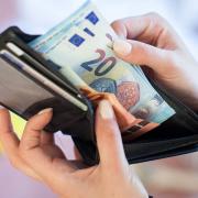 Geld im Portemonnaie: Rund fünf Millionen Menschen in Deutschland warten Monat für Monat auf die Auszahlung vom Bürgergeld.