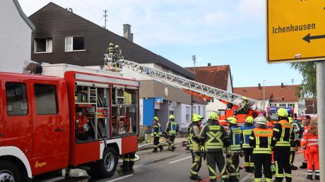 In einer Dachgeschosswohnung in Bubesheim hat ein defekter Kühlschrank einen Brand ausgelöst. Die Feuerwehr rückte mit einem Großaufgebot an.