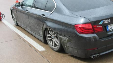 Auf der A8 bei Burgau ist ein Autofahrer auf regennasser Fahrbahn ins Schleudern geraten und gegen die Betongleitwand gekracht.