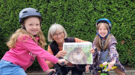 Johanna Herold ist oft mit ihren Enkelinnen Nele (8, links) und Louisa (6) unterwegs. Unser Bild zeigt sie mit dem MN-Wochenendjournal mit dem Titel "Lob der Faulheit".