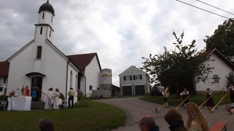 Pfarrer Andreas Schmid zelebrierte den Gottesdienst vor der Kapelle in Oberrothan.