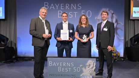 Stefan Schauer und seine Schwester Brigitte Schauer bekommen den Preis „Bayerns Best 50“
im Schloss Schleißheim verliehen.
