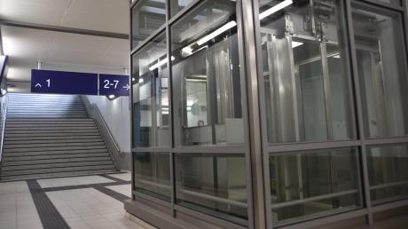 Barrierefrei zu den Bahnsteigen gelangen können die Fahrgäste nun in Donauwörth. Alle Aufzüge sind in Betrieb.