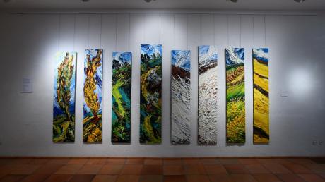 Zu einem symbolischen Querschnitt der schwäbischen Landschaft gruppiert Harry Meyer seine großformatigen Ölgemälde in der Oberschönenfelder Kunstausstellung „Buntes Schwaben“. 