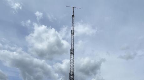 40 Meter hoch ist der Mast am westlichen Ortsrand von Rohrbach, an dem die Antennen für den Behördenfunk montiert werden.
