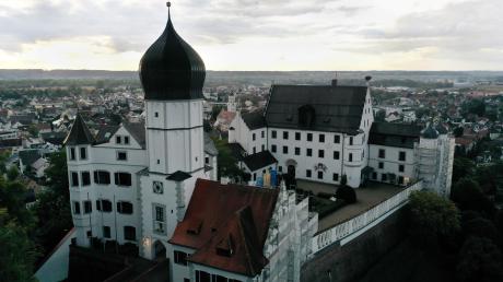 Mit seiner markanten Zwiebelkuppel thront das Vöhlinschloss über Illertissen. Die Gebäude sind heute im Besitz des Freistaats Bayern.  