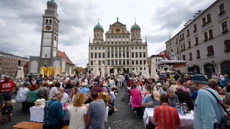 Hunderte Menschen kamen in Augsburg zum Hohen Friedensfest auf dem Rathausplatz zusammen.