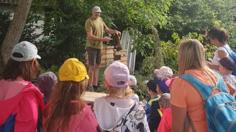 Peter Wintermayr aus Ehekirchen erklärt Kindern bei deren Besuch auf seinem Bauernhof, wie Honig entsteht. Der gelernte Automechaniker hat in der Natur seine Erfüllung gefunden.