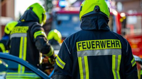 Die Feuerwehr hat am späten Dienstagabend Mülltonnen gelöscht, die bislang Unbekannte in Augsburg-Kriegshaber in Brand gesetzt hatten. Die Polizei ermittelt