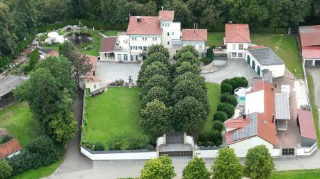 Dieses Anwesen in Altenstadt-Illereichen steht zum Verkauf. 2001 wurde die Villa im Auftrag von Klaus Harisch erbaut. Und ist nun die teuerste Villa auf dem Markt weit und breit. 