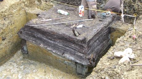 Einer der entdeckten Holzbrunnen während der Untersuchung.