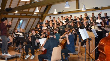 Die Mitglieder der Jungen Philharmonie Augsburg begeisterten die Zuhörerinnen und Zuhörer in der Jugendbildungsstätte in Babenhausen mit anspruchsvollen Kompositionen. 
