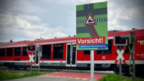 Der unbeschrankte Bahnübergang in der St.-Wolfgang-Straße in Gerlenhofen bleibt weiter in der Diskussion. Die Stadt muss sich entscheiden, wie sie weiter vorgeht. 
