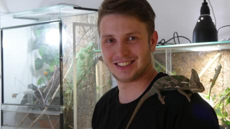 Justin Offner hält in seiner Wohnung knapp 40 Reptilien. Ein Chamäleon war kürzlich ausgebüxt und wurde in Pfuhl gefunden. In Günzburg will der 20-Jährige einen Zoo eröffnen. 
