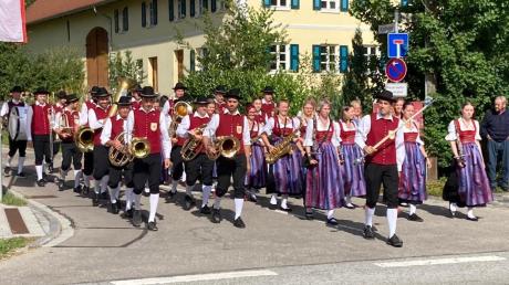 Der Musikverein Schwabegg spielt am Schwabegger Fest nach dem Kirchenzug zum Sportplatz zur Unterhaltung der Besucher auf.