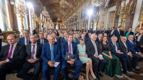 Zahlreiche namhafte Politikerinnen und Politiker nehmen am Festakt zum 75. Jahrestag des Verfassungskonvents im Spiegelsaal des Neuen Schlosses auf der Insel Herrenchiemsee teil.