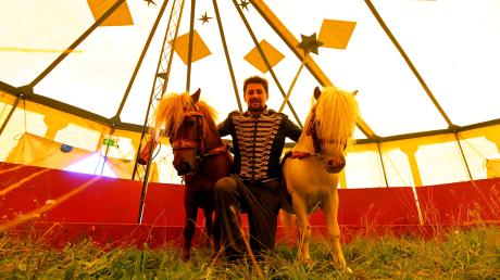 Karl Brumbach ist mit seinenen Ponys im "Circus Zomania" aktuell in Dinkelscherben zu sehen. 