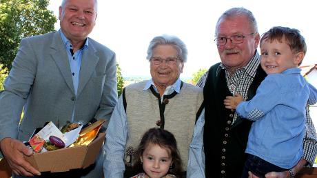 Diamantene Hochzeit im Hause Huber (von links): Bürgermeister Toni Brugger, Barbara Huber mit Urenkelin Luisa und Ludwig Huber mit Urenkel Vitus.