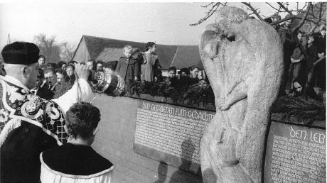 1958 wurde dieses Kriegerdenkmal mit dem Erzengel Michael in Rehling um 14.000 Mark erworben und vor der Kirche aufgestellt. 15 Jahre später, also 1973 und zum 100-jährigen Bestehen der Krieger- und Soldatenkameradschaft Rehling, wurde ein neues Mahnmal am selben Platz erstellt.