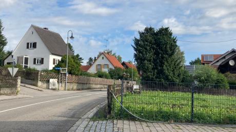 Zwei geplante Bauvorhaben an der Zankenhauser Straße (links, an der Ecke zum Eichet, sowie rechts, auf der Grünfläche) sind in Eching Anlass, einen Bebauungsplan aufzustellen und eine Veränderungssperre zu erlassen.