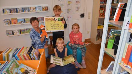Vorschulkinder freuen sich über die Fortbildungsmöglichkeiten in ihrer Bücherei. Unser Foto zeigt von links: Leiterin Waltraud Metzinger, Joschua Kroll, Emma Konrad und vorne Anna Kroter. 