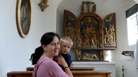 Miriam Fischer ist Mesnerin in der Kapelle von Bieselbach mit dem berühmten Altar von Daniel Mauch. Ihr Sohn Joshua wurde dort getauft. 