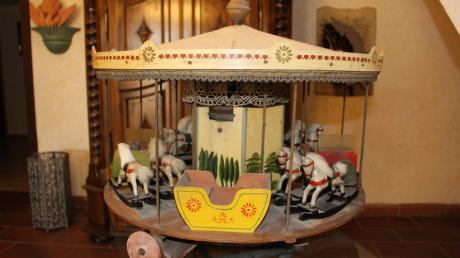 Dieses Spielzeugkarussell hat der Opa von Sigrid Weigele aus Schöneberg eigenhändig vor fast 100 Jahren gebaut. 