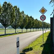 In der Bürgermeister-Wohlmuth-Straße in Kissing gilt Tempo 70. Bald sollen die Markierungen der Fahrbahn folgen. 