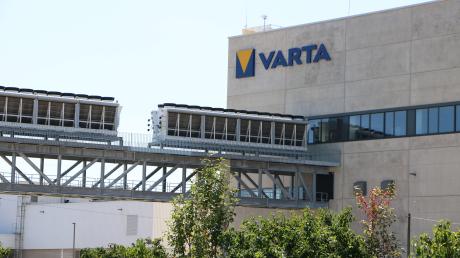 Dank neuer Aufträge geht bei der Varta Micro Production am Standort in Nördlingen die Kurzarbeit langsam zurück. Insgesamt blickt der schwäbische Batteriehersteller zuversichtlicher nach vorn.
