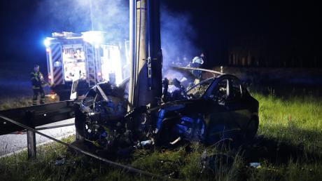 Ein 31-jähriger Tesla-Fahrer starb bei Breitenbrunn, nachdem sein Pkw von der Fahrbahn abgekommen war.