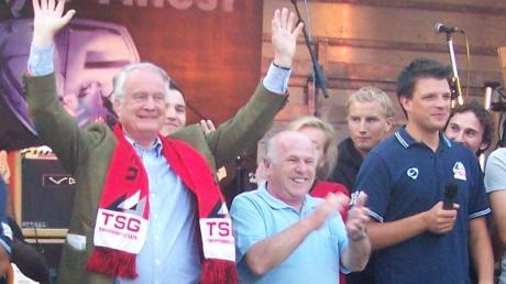 Alexander Graf von Schönborn (links) freut sich nach dem Aufstieg der TSG in die Landesliga.