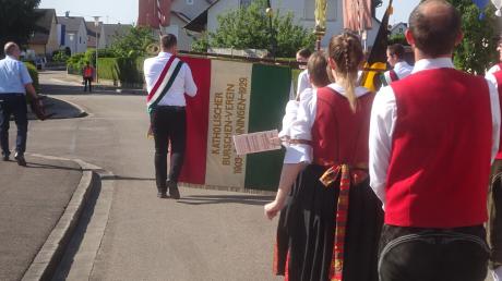 Jungmännerabordnung mit der Burschentraditionsfahne bei der Fronleichnamsprozession in Munningen am 4. Juni 2023.