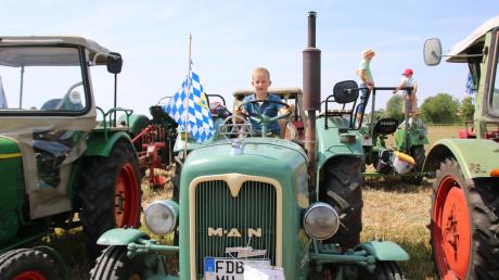 Stolz präsentiert der achtjährige Fabian Link aus Mertingen beim Feldtag seinen Traktor.