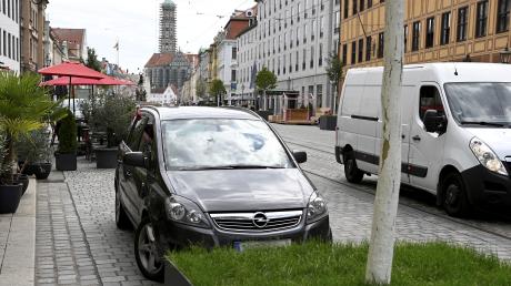Autos in der Augsburger Maximilianstraße waren wegen des Fußgängerzonen-Versuchs zuletzt die Ausnahme. Nach einer Gerichts-Entscheidung ist die Zufahrt bald wieder frei.