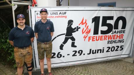 Die Freiwillige Feuerwehr Rehling darf mit einem Banner am Feuerwehrhaus für das Fest anlässlich des 150-jährigen Vereinsjubiläums in eineinhalb Jahren.
