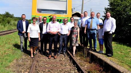 Die Staudenbahn soll 2027 wieder rollen: Jetzt wurde in Fischach eine Kooperationsvereinbarung unterzeichnet. Neuer Betreiber der Strecke sind die Stadtwerke Ulm/Neu-Ulm.
